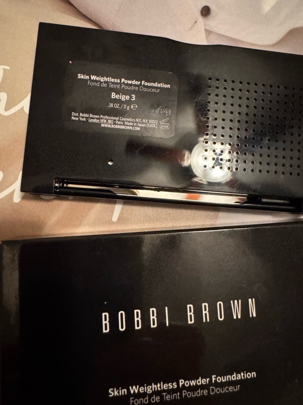 Bobbi Brown Skin Weightless Powder Foundation - Beige 3 (Black Compact) - Picture 2 of 3